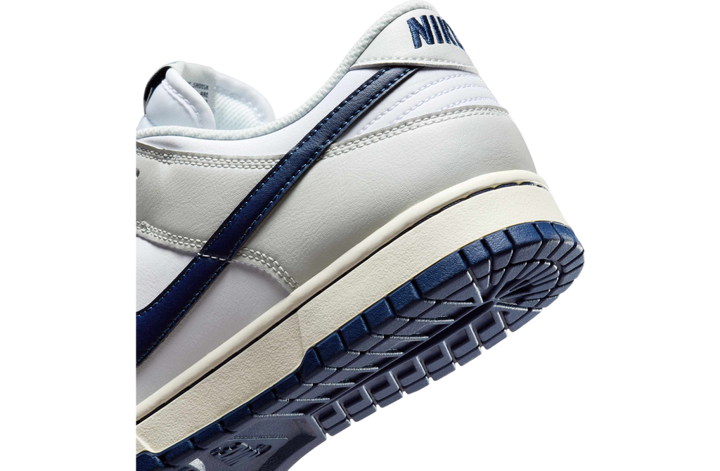 Nike Dunk Low New York Yankees - Image 7