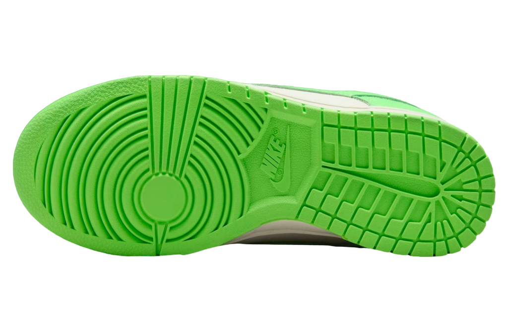 Nike Dunk Low WMNS Green Strike / Sail - Image 6