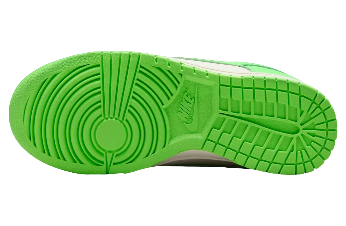 Nike Dunk Low WMNS Green Strike / Sail - Image 6