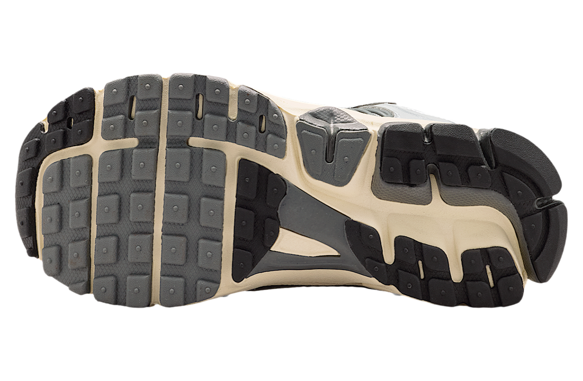 Nike Vomero 5 GS Iron Grey / Metallic Silver - Image 2