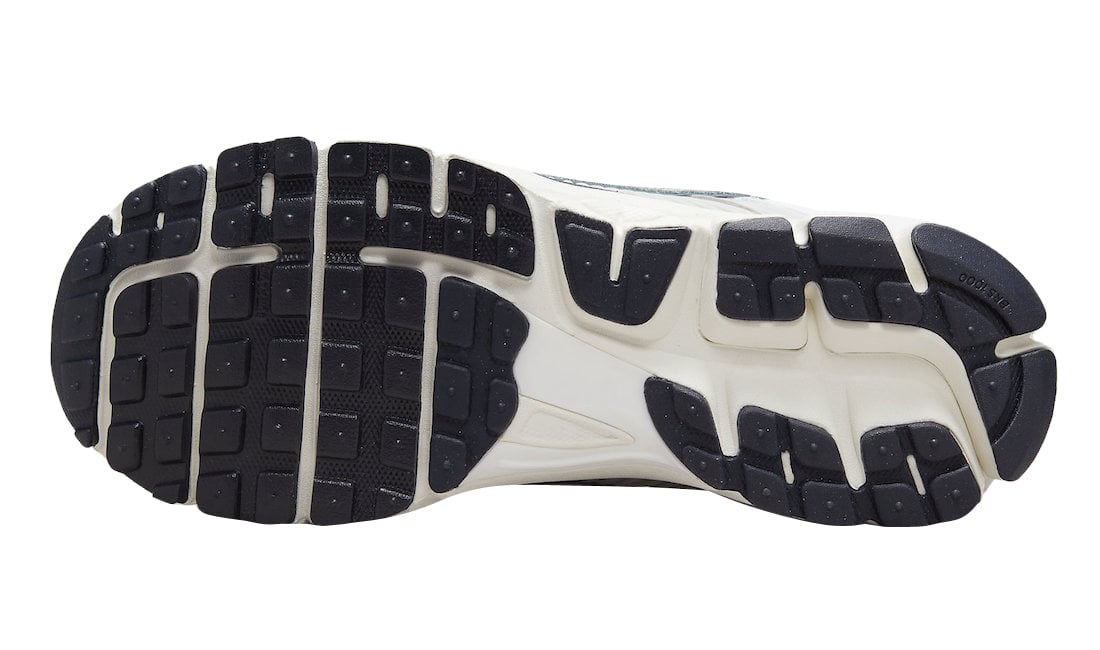 Nike WMNS Zoom Vomero 5 Photon Dust - Image 6